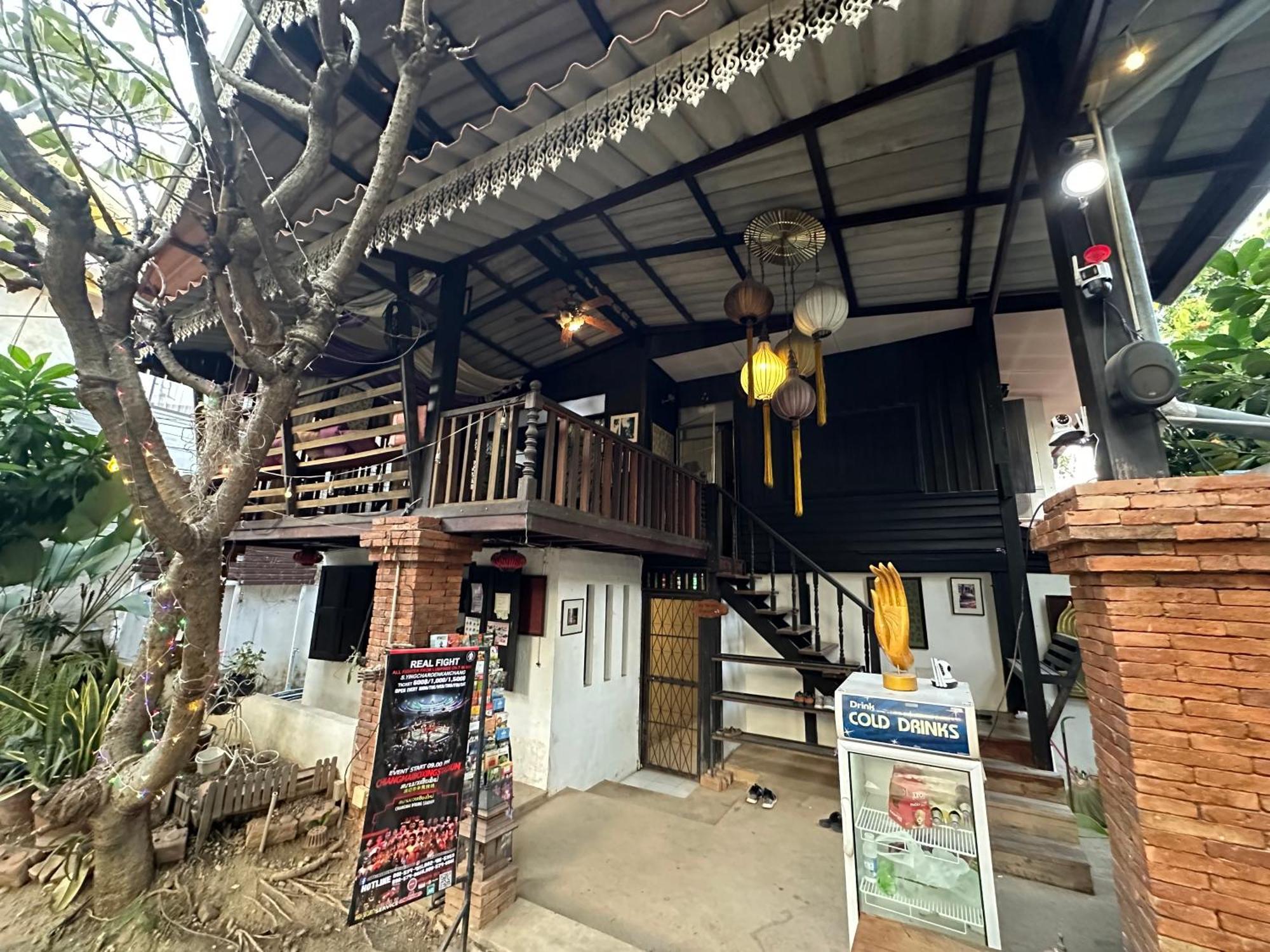 Nearthepark Boutique House Vandrarhem Chiang Mai Exteriör bild
